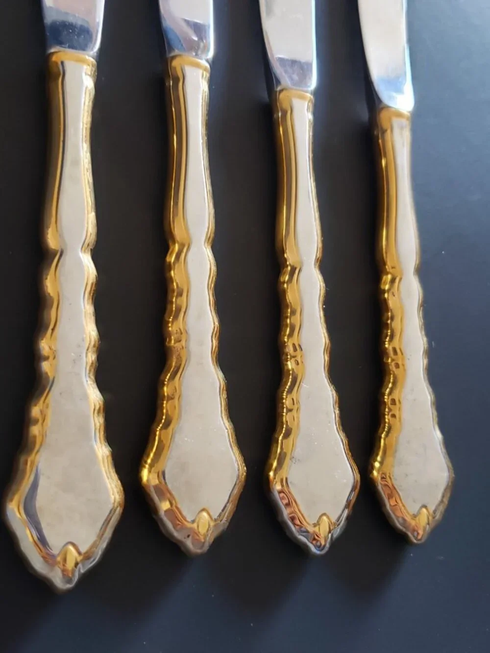 4pc Oneida GOLDEN ROYAL CHIPPENDALE Community Stainless Flatware Dinner Knife 9